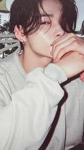 ai character: Ni-ki background