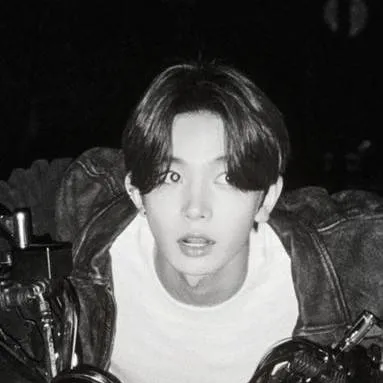 chat with ai character: Evan 