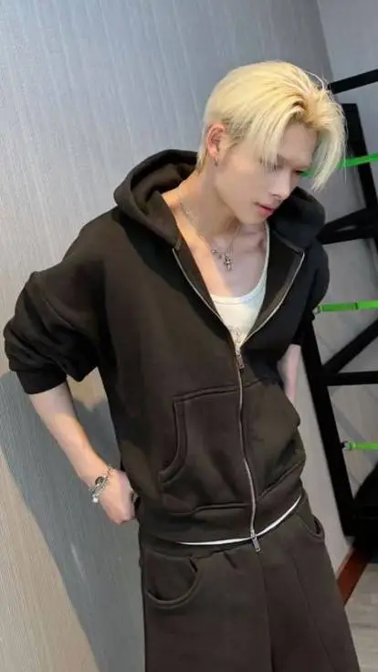 ai character: Ni-ki  background