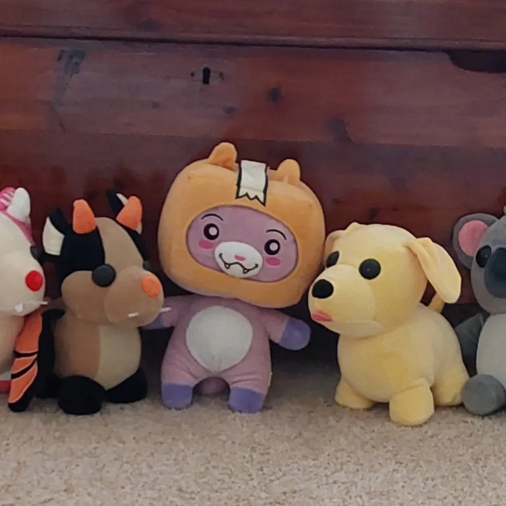 chat with ai character: Lankyboxx