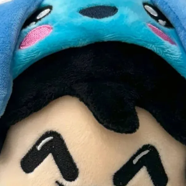 chat with ai character: Omz