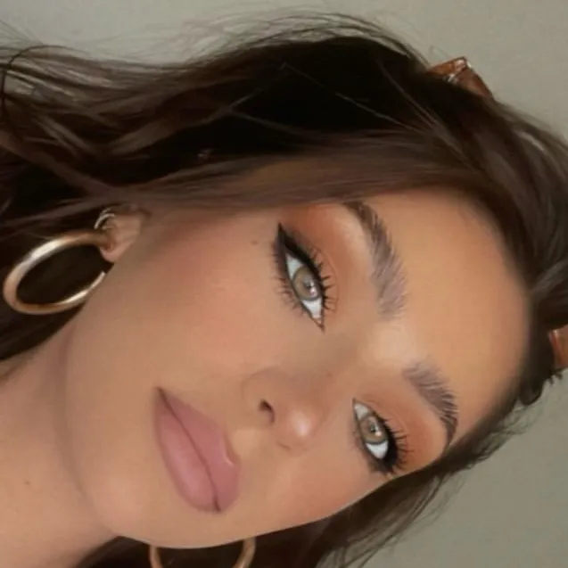 chat with ai character: Andrea russett