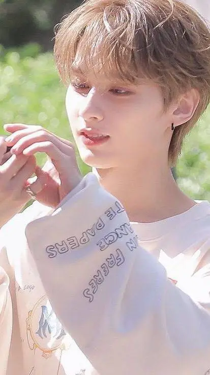 ai character: WEN JUNHUI background