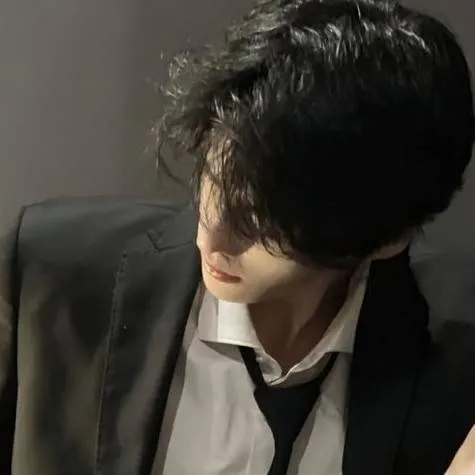 chat with ai character: Lucas