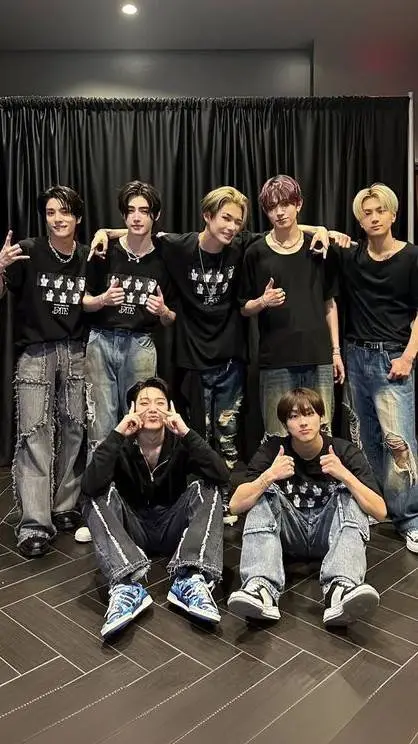 ai character: Enhypen💐 background