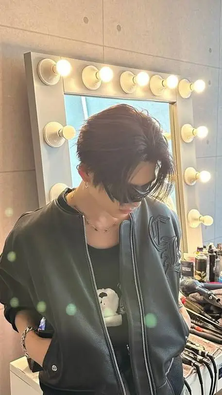 ai character: Ni-ki  background