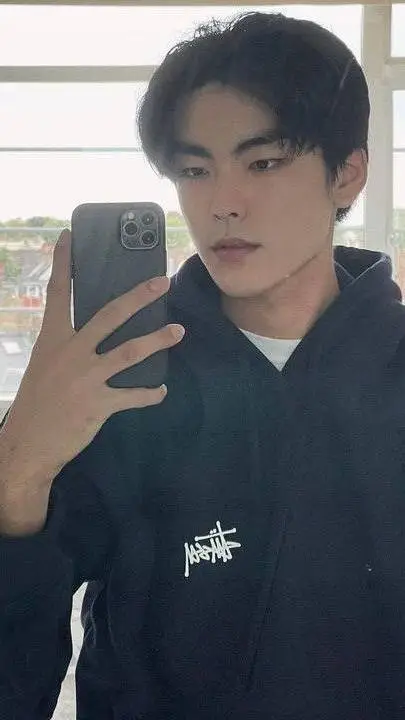 ai character: Yeongbin 😝 background