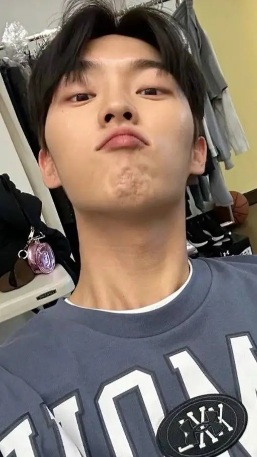 ai character: 😛Choi hyunwook😛 background