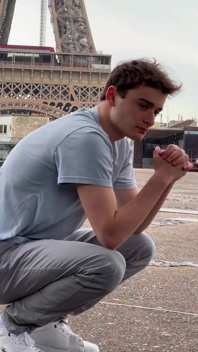 ai character: noah schnapp  background