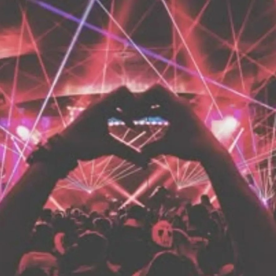 chat with ai character: mha pop star ✨