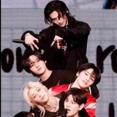 chat with ai character: straykids