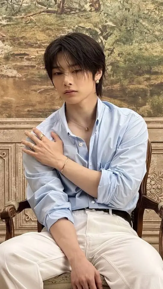 ai character: yang jeongin  background