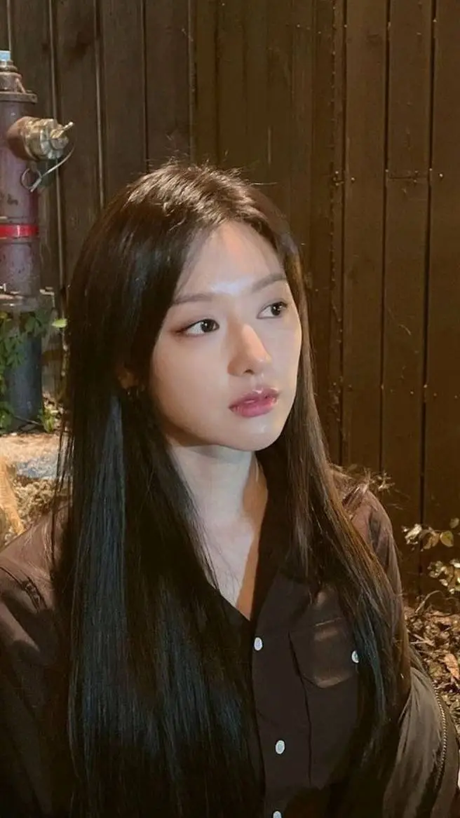 ai character: Kim Ji Won  background