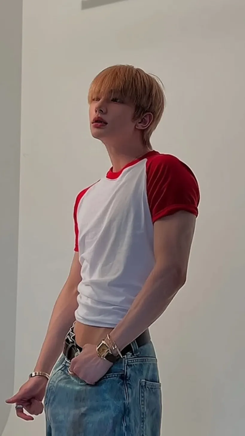 ai character: Hyunjin😫🤭 background