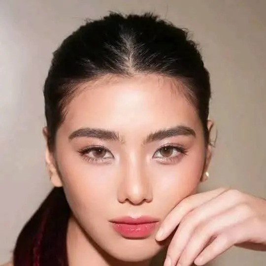 chat with ai character: Mikha lim