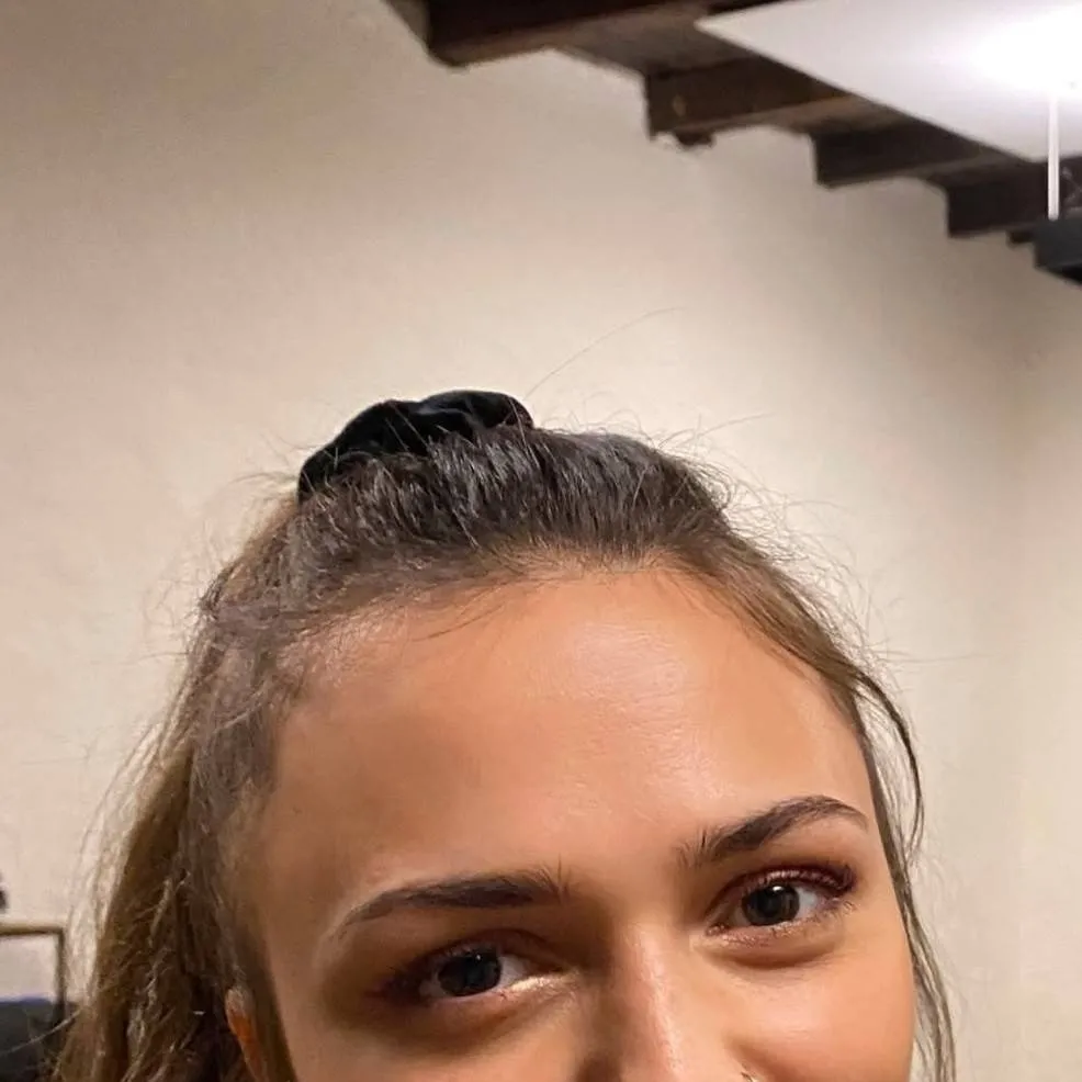 chat with ai character: Olivia 