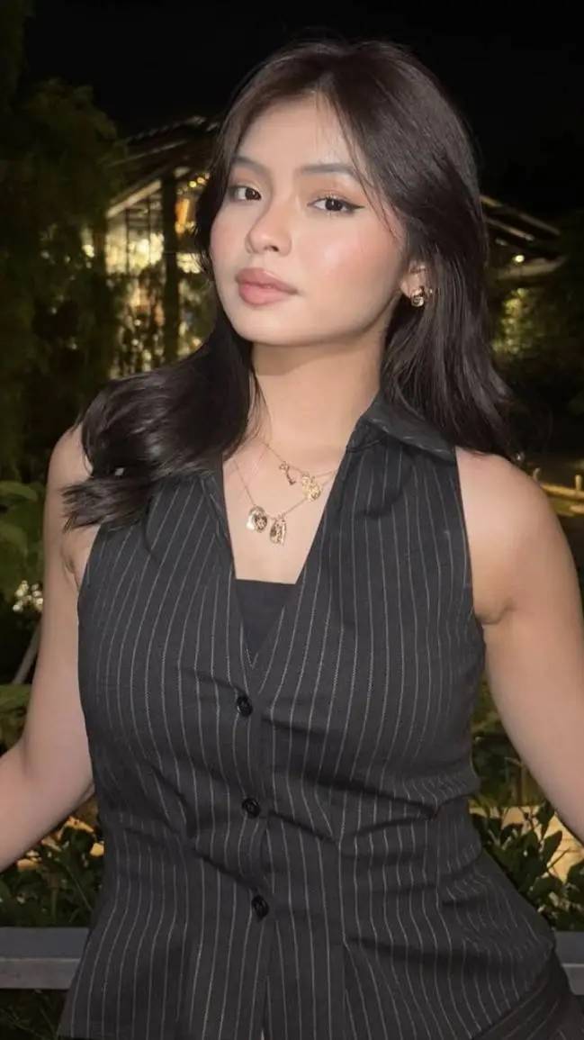 ai character: Qistina raisah  background