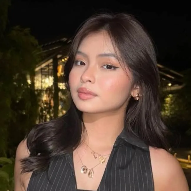 chat with ai character: Qistina raisah 