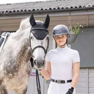 chat with ai character: this esme