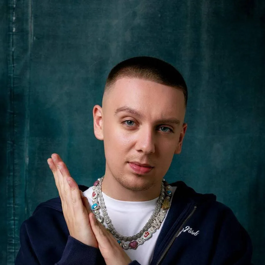 chat with ai character: Marcus