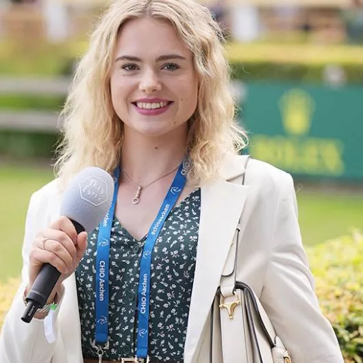 chat with ai character: this esme