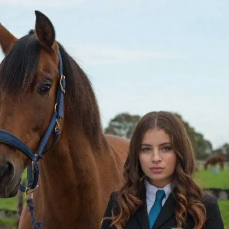 chat with ai character: Gaby