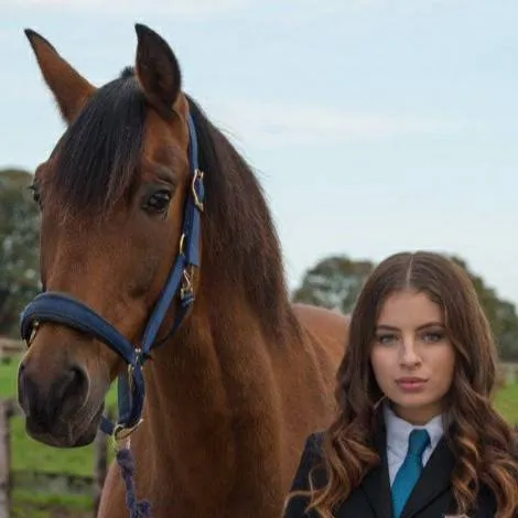 chat with ai character: Gaby