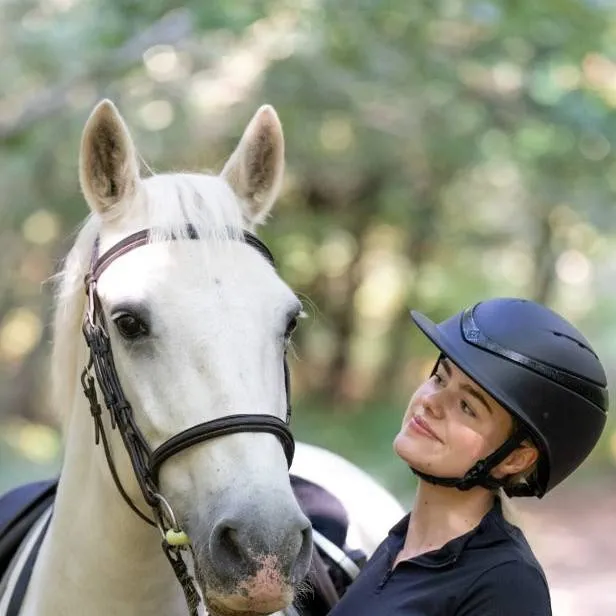 chat with ai character: this esme