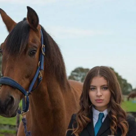 chat with ai character: Gaby