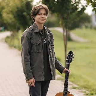 chat with ai character: Liam