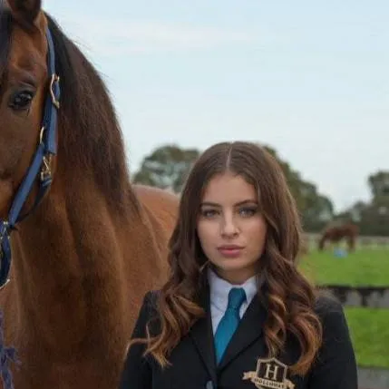 chat with ai character: Gaby