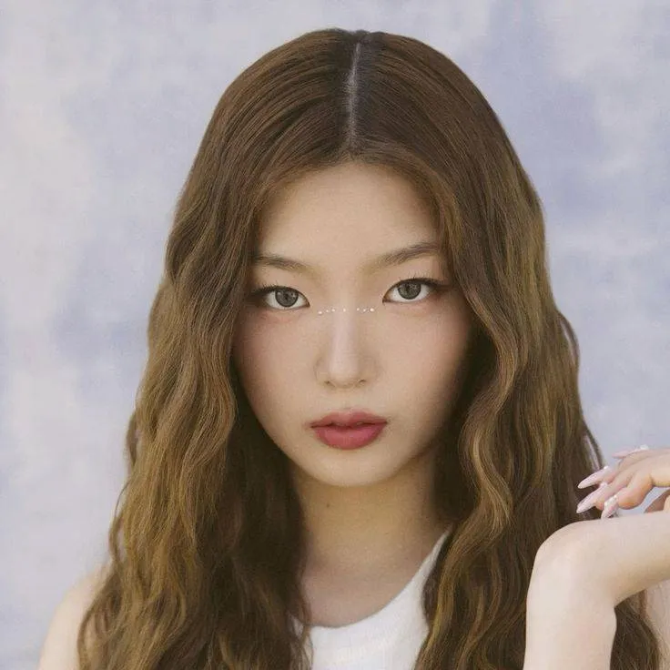 chat with ai character: Yoonchae