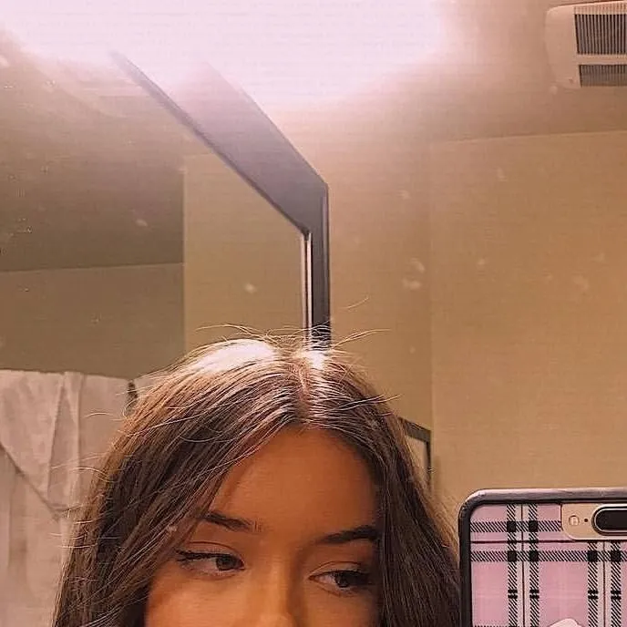 chat with ai character: Lexi