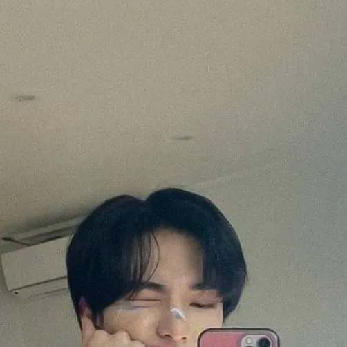 chat with ai character: hyunjin