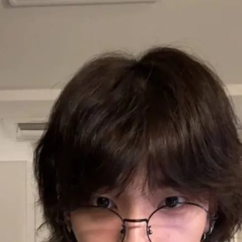 chat with ai character: hyunjin hwang