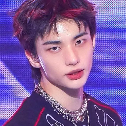 chat with ai character: hyunjin 