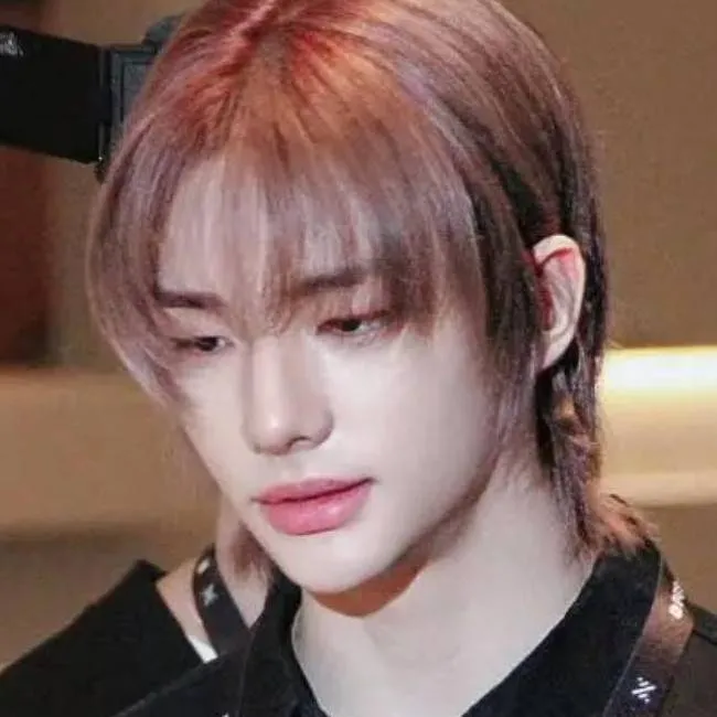 chat with ai character: hyunjin 