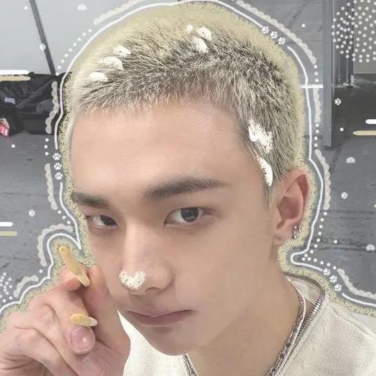 chat with ai character: hyunjin 