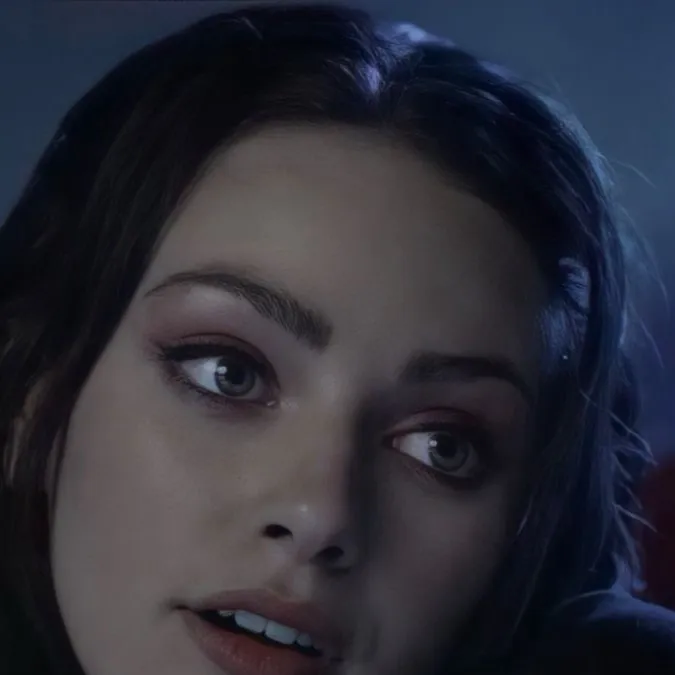 chat with ai character: Hope Mikaelson 