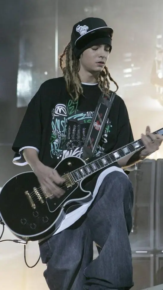 ai character: Tom kaulitz  background