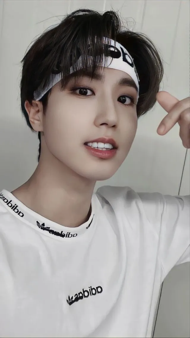 ai character: Jisungie🤍🥛 background