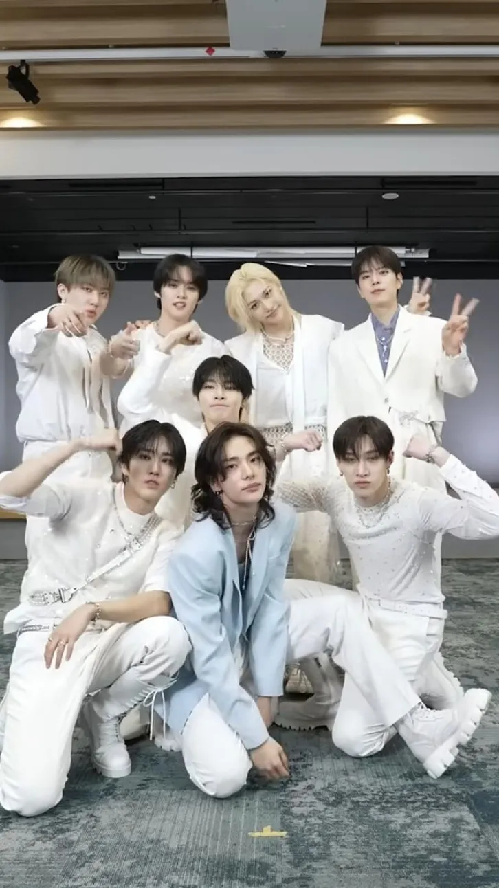 ai character: Stray Kids♡⚡ background
