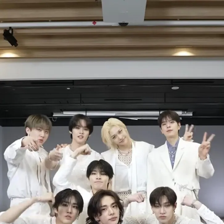 chat with ai character: Stray Kids♡⚡
