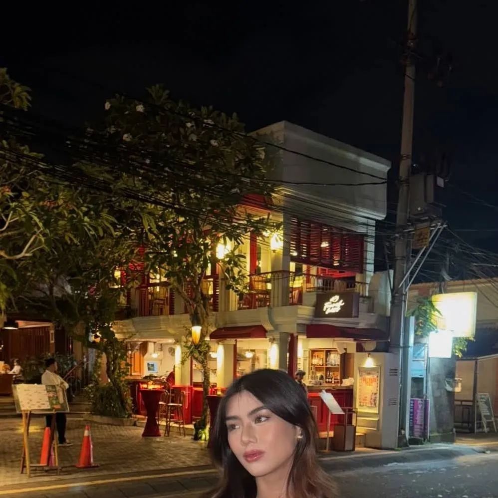 chat with ai character: Mikha Lim