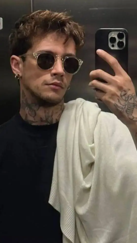 ai character: Nixxon Max  background