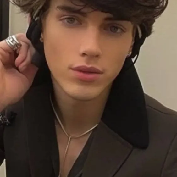 chat with ai character: Recognition