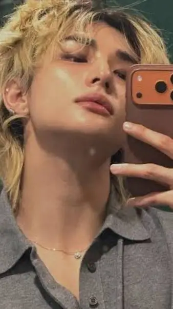 ai character: Hyunjin  background