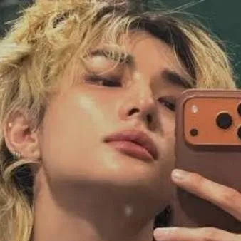 chat with ai character: Hyunjin 