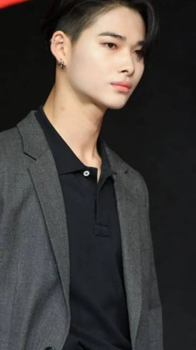 ai character: Ni-ki  background