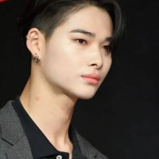 chat with ai character: Ni-ki 